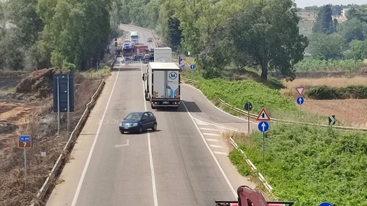 Il Salento continua a bruciare: fumo invade la statale, camion fuori strada dopo l'impatto. Incendi, arrivano i fireboss - Corriere Salentino