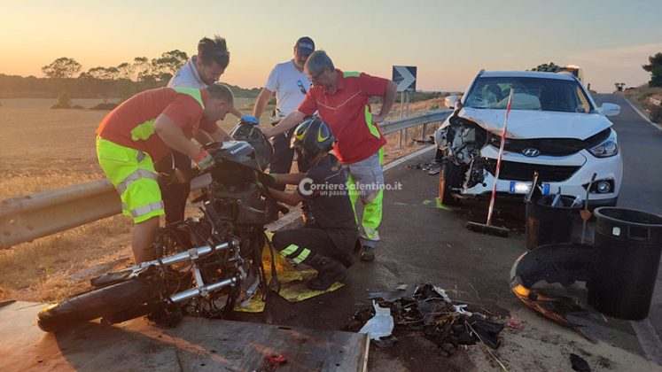 Invade l’altra corsia e si schianta contro un’auto, grave motociclista 23enne al Fazzi - Corriere Salentino