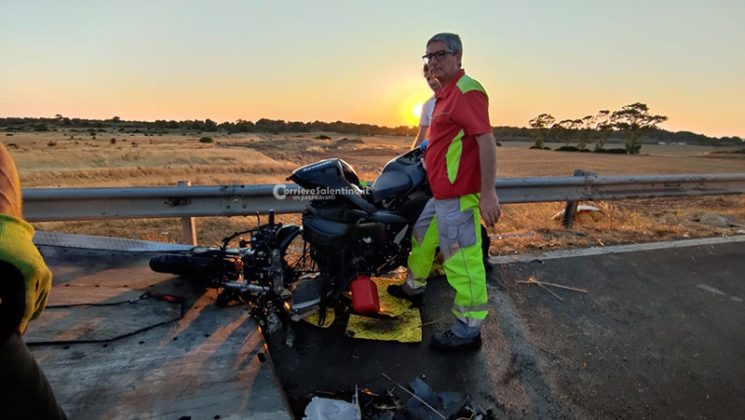 Invade l’altra corsia e si schianta contro un’auto, grave motociclista 23enne al Fazzi - Corriere Salentino