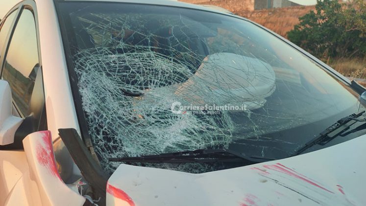 Invade l’altra corsia e si schianta contro un’auto, grave motociclista 23enne al Fazzi - Corriere Salentino