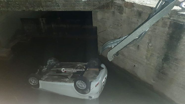 Tragedia sfiorata agli Alimini, auto esce fuori strada e si ribalta nel canale: giovane coppia illesa per miracolo - Corriere Salentino