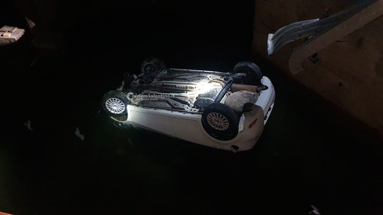 Tragedia sfiorata agli Alimini, auto esce fuori strada e si ribalta nel canale: giovane coppia illesa per miracolo - Corriere Salentino