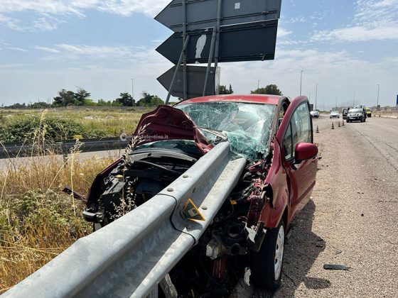 Ennesimo schianto in tangenziale, auto trafitta da guardrail: 28enne muore in ospedale - Corriere Salentino