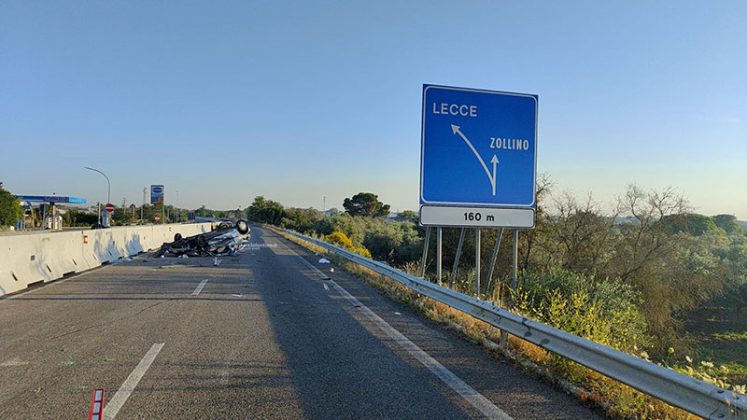 L’Opel si ribalta, un’auto la colpisce e lo sbalza contro un albero: muore 29enne, ferita ragazza - Corriere Salentino
