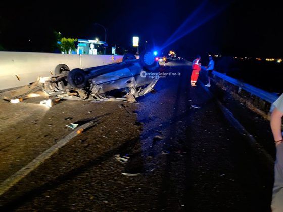 L’Opel si ribalta, un’auto la colpisce e lo sbalza contro un albero: muore 29enne, ferita ragazza - Corriere Salentino