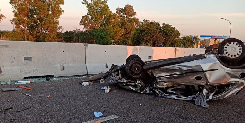 L’Opel si ribalta, un’auto la colpisce e lo sbalza contro un albero: muore 29enne, ferita ragazza - Corriere Salentino