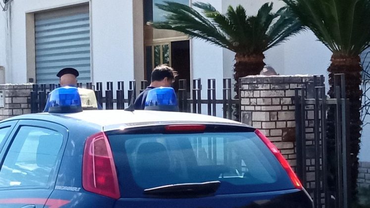 Legato ad una sedia e incappucciato, 75enne trovato morto in casa: si indaga per omicidio - Corriere Salentino