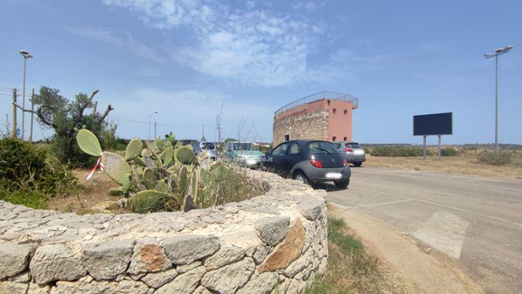 Danneggia la vetrina del negozio e si ferisce: 43enne muore dissanguato nella sua auto - Corriere Salentino