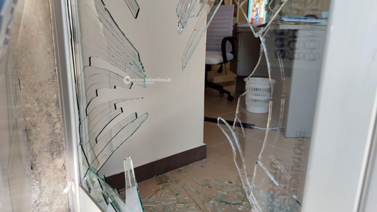 Danneggia la vetrina del negozio e si ferisce: 43enne muore dissanguato nella sua auto - Corriere Salentino