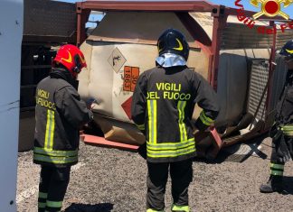 Camion cisterna si ribalta sulla 101, lunghe code e traffico in tilt. In arrivo autocisterna per travasare la benzina