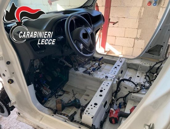 Smontavano pezzi di auto e camion rubati per poi rivenderli: scattano due arresti - Corriere Salentino