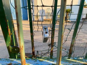 Tragedia nella zona industriale. Resta schiacciato dal cancello della sua ditta: muore 81enne - Corriere Salentino