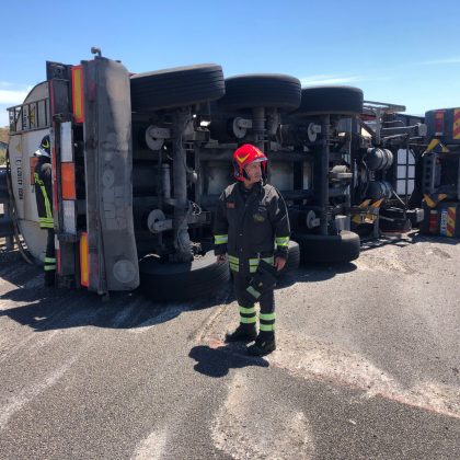 Camion cisterna si ribalta sulla 101, lunghe code e traffico in tilt. In arrivo autocisterna per travasare la benzina - Corriere Salentino