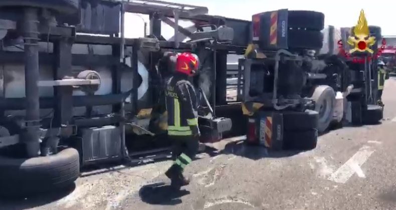 Camion cisterna si ribalta sulla 101, lunghe code e traffico in tilt. In arrivo autocisterna per travasare la benzina - Corriere Salentino