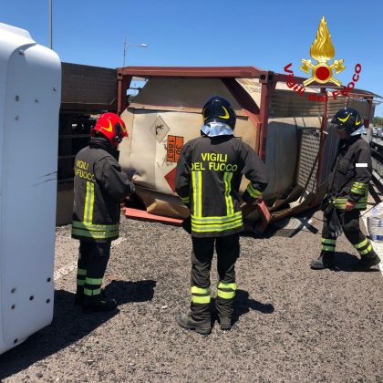 Camion cisterna si ribalta sulla 101, lunghe code e traffico in tilt. In arrivo autocisterna per travasare la benzina - Corriere Salentino