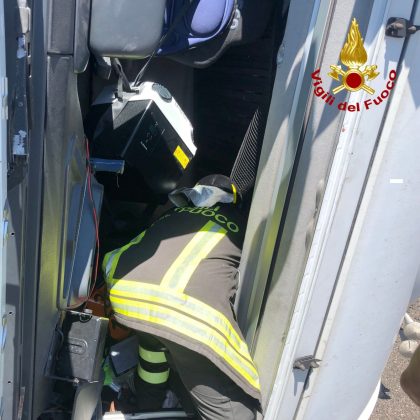 Camion cisterna si ribalta sulla 101, lunghe code e traffico in tilt. In arrivo autocisterna per travasare la benzina - Corriere Salentino