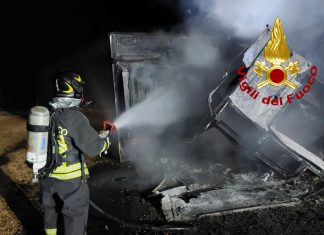 Paura sulla Lecce-Brindisi: camion esce fuori strada, si ribalta e prende fuoco