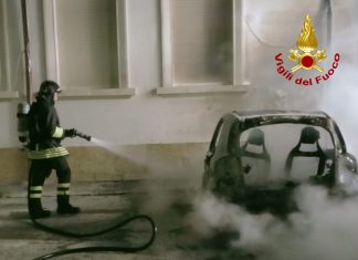 Altra notte, altro rogo d’auto: distrutta dalle fiamme una Smart, indagini in corso