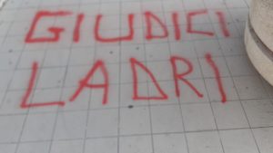 Scritte offensive contro i giudici: sdegno al Tribunale Civile - Corriere Salentino