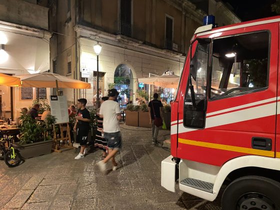 Fiamme in centro città: divampa rogo nel deposito dell'Urban Cafè - Corriere Salentino