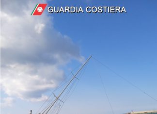 Barca a vela in difficoltà, rischia di rimanere incagliata: soccorso un 80enne