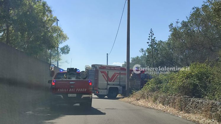 Vasto incendio nel Basso Salento: fiamme minacciano maneggio e abitazioni. Danni al campo sportivo - Corriere Salentino