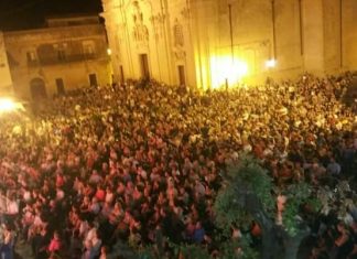 La compagnia teatrale “Amici in Scena” torna in piazza con la commedia “Lu Senatore”