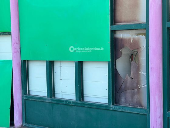 Tentano il furto con spaccata ma la doppia vetrata regge: ladri via a mani vuote - Corriere Salentino