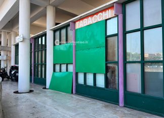 Tentano il furto con spaccata ma la doppia vetrata regge: ladri via a mani vuote