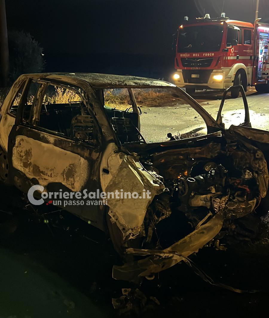 Schianto all'incrocio, auto prende fuoco: bimba in "codice rosso". Si ribalta sulla rotatoria, 20enne in Rianimazione - Corriere Salentino