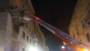 Paura in pieno centro, si staccano pezzi di marmo da un balcone - Corriere Salentino