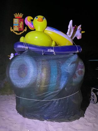 Blitz interforze contro l'abusivismo sulle spiagge di Porto Cesareo: liberati 50 mq di spiaggia pubblica - Corriere Salentino