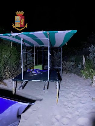 Blitz interforze contro l'abusivismo sulle spiagge di Porto Cesareo: liberati 50 mq di spiaggia pubblica - Corriere Salentino