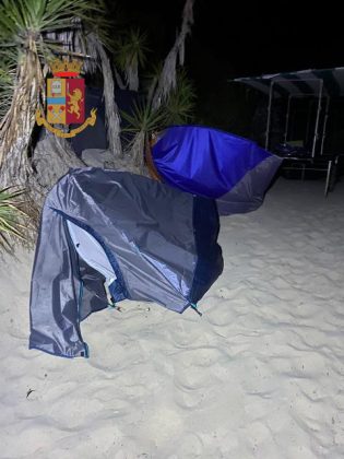 Blitz interforze contro l'abusivismo sulle spiagge di Porto Cesareo: liberati 50 mq di spiaggia pubblica - Corriere Salentino