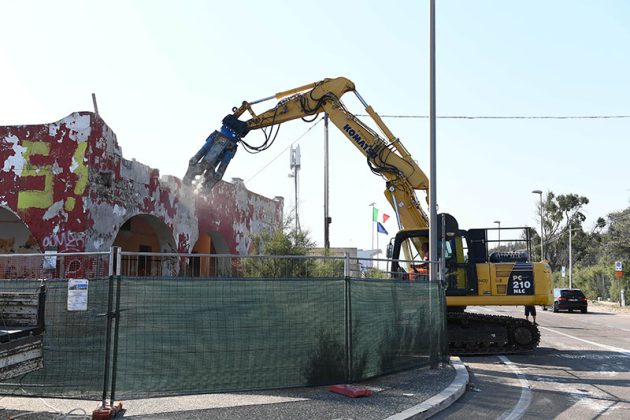 Giù l'ex Windsurf a San Cataldo: partiti i lavori di demolizione - Corriere Salentino