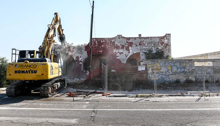 Giù l'ex Windsurf a San Cataldo: partiti i lavori di demolizione - Corriere Salentino