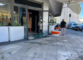 Nel ristorante giapponese per rubare: ladro solitario spacca la porta d’ingresso e fugge col registratore di cassa