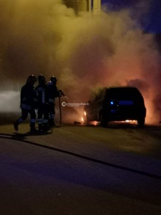 L’auto prende fuoco in movimento ma lei non si accorge di nulla: tanta paura per una giovane automobilista - Corriere Salentino