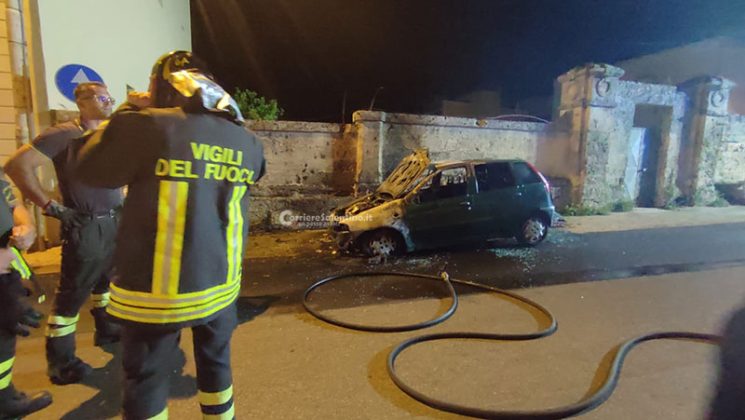 L’auto prende fuoco in movimento ma lei non si accorge di nulla: tanta paura per una giovane automobilista - Corriere Salentino