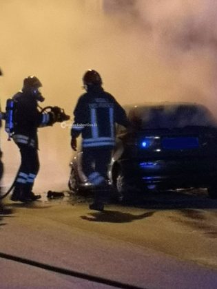 L’auto prende fuoco in movimento ma lei non si accorge di nulla: tanta paura per una giovane automobilista - Corriere Salentino