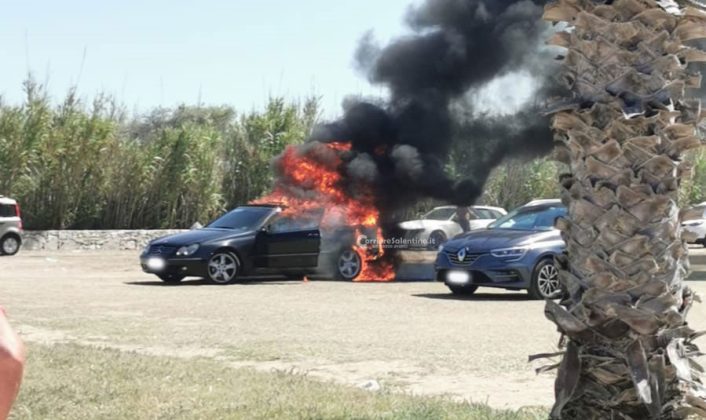 Paura nel parcheggio dello stabilimento balneare, auto viene avvolta e distrutta dal fuoco - Corriere Salentino