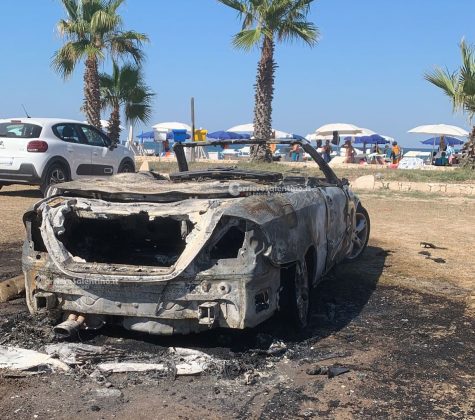 Paura nel parcheggio dello stabilimento balneare, auto viene avvolta e distrutta dal fuoco - Corriere Salentino