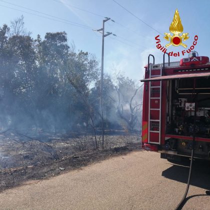 Salento in fiamme, emergenza senza fine. Squadre a lavoro da ore, intervengono i canadair - Corriere Salentino