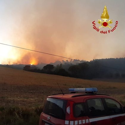 Salento in fiamme, emergenza senza fine. Squadre a lavoro da ore, intervengono i canadair - Corriere Salentino