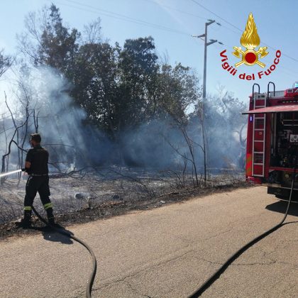 Salento in fiamme, emergenza senza fine. Squadre a lavoro da ore, intervengono i canadair - Corriere Salentino