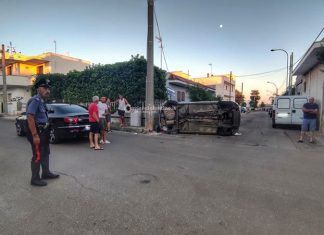 Scontro all’incrocio in paese, una delle auto si ribalta: quattro feriti