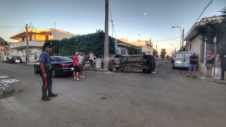 Scontro all'incrocio in paese, una delle auto si ribalta: quattro feriti - Corriere Salentino