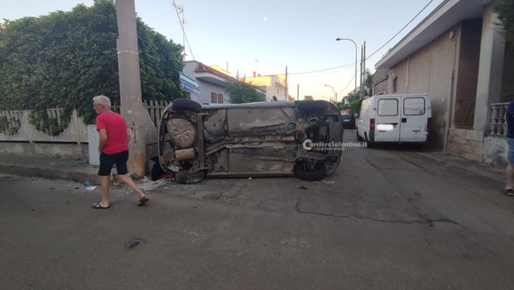 Scontro all'incrocio in paese, una delle auto si ribalta: quattro feriti - Corriere Salentino