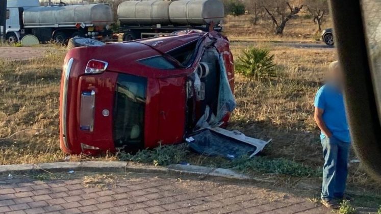 Schianto all'incrocio, auto prende fuoco: bimba in "codice rosso". Si ribalta sulla rotatoria, 20enne in Rianimazione - Corriere Salentino