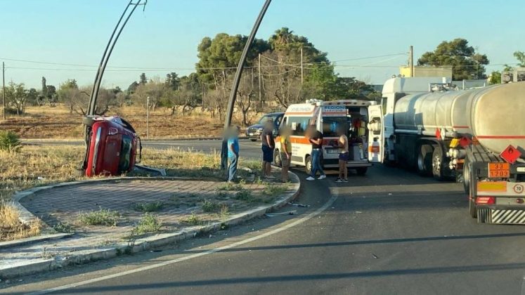 Schianto all'incrocio, auto prende fuoco: bimba in "codice rosso". Si ribalta sulla rotatoria, 20enne in Rianimazione - Corriere Salentino